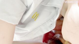 在麦当劳工作的18岁女朋友，手动帮她达到高潮，然后内射结束