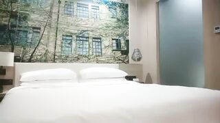 【利哥探花】花臂纹身外围小姐姐，撩下内衣吸吮奶子，镜头前舌吻揉穴调情，主动骑乘套弄，扶腰后入打桩