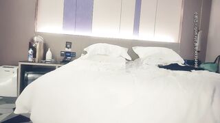 【赵总寻花】外表清纯的牛仔裤大长腿美女，给完钱立刻化身黑丝骚货，激情输出干完就走