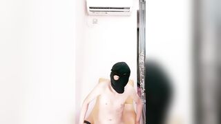 大屁股骚奶子黑丝诱惑颜值也还不错的无敌骚浪贱，让小哥床上放肆抽插，奶子乱晃叫的骚，后入双插菊花逼逼